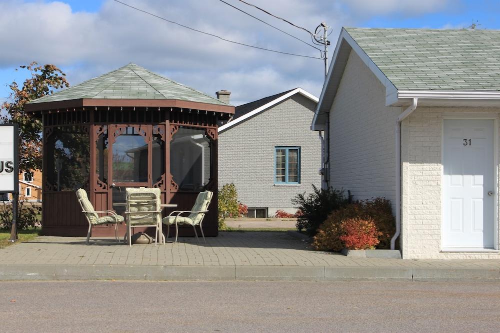 Motel Quatre Saisons Forestville Εξωτερικό φωτογραφία