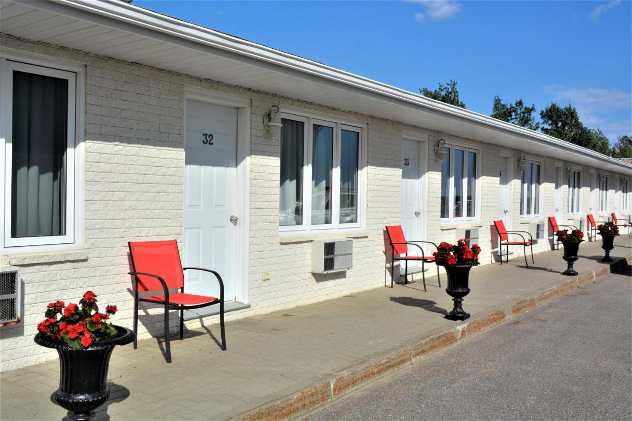 Motel Quatre Saisons Forestville Εξωτερικό φωτογραφία